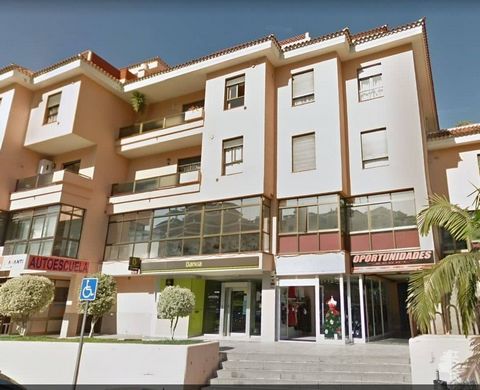 The offer consists of two joint offices for sale for the price of €194,300 and for rent of €1,100 per month. 5 month grace period +5 months with a 40% fee bonus Commercial premises located on San Juan Bosco street, in the municipality of La Orotava, ...