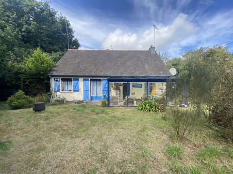 COMMEREUC IMMOBILIER PAIMPOL offers you to acquire in the town of PAIMPOL, a single-storey dwelling house on a large plot of 3125m2. Ideally located, quiet and 1km from downtown PAIMPOL and shops, this house develops a living area of 92m2. It consist...