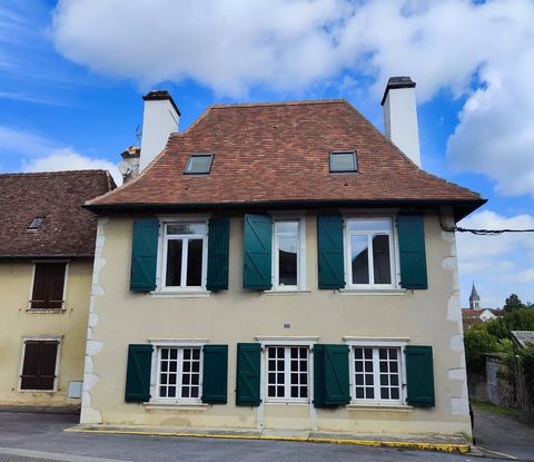 Situated in the market town of Orthez, this bearnaise property offers 5 apartments over three floors. The ground floor offers two apartments: A three bedroom apartment with open plan living and shower room of approximately 70m2, and a one-bedroom apa...
