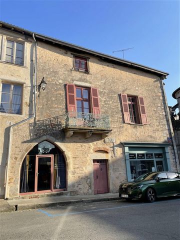 Beautiful stone building located in the city center of St Léonard de Noblat with all shops, schools and a station. The Building comprises on the ground floor two commercial premises, one of 36 m² currently rented for €290 per month and the other of 1...