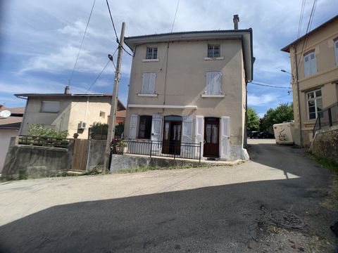 To be seized! Roybon, beautiful house of about 105 m2 on 3 levels with a very large development potential. It consists on the ground floor of a bright living room of about twenty m2, a separate kitchen, a pantry and a toilet. On the 1st floor: 2 spac...