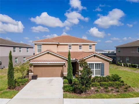Enjoy waterfront living in this stunning six-bedroom residence located within the Solterra resort community, just a 15-minute drive from DisneyWorld. This luxurious home is surrounded by natural beauty and offers a serene living experience. The kitch...