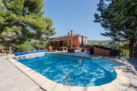 Located in one of the popular destinations of the Côte Bleue, come and discover this charming top villa with swimming pool in the heights of Carry-le-Rouet. This T3 property of 70m2 has been tastefully renovated, guaranteeing you a level of comfort a...