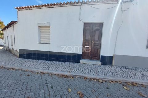 Identificação do imóvel: ZMPT561534 Exceptional villa with a privileged location and easy parking in the charming village of Ferreira do Alentejo. This property has two bedrooms, one of which is indoors, a large hallway, open space kitchen and living...