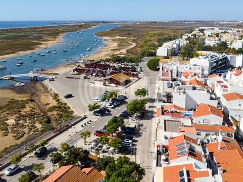 Immeuble de 22 558 m2 de surface brute de construction, à Cabanas, Tavira, Algarve. L'immeuble dispose d'un restaurant entièrement fonctionnel, accompagné de deux appartements avec terrasse panoramique sur le toit et vue sur la mer. Le restaurant, av...
