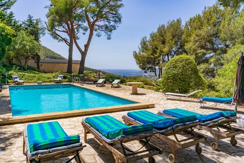Charming villa located in the commune of Cassis with a beautiful view opening onto the bay and facing west for sunsets all year round. Accommodation includes 7 main rooms including a lovely living area of approx. 180 m2, all upon mature landscaped gr...