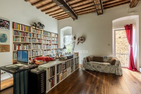 PROPERTY DESCRIPTION In the charming town of Todi, where history and culture merge, we offer for sale this magnificent house in full medieval style, built within the city walls at the end of the 17th century. The property, thanks to the large windows...