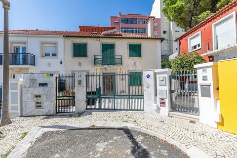 Description 4 bedroom villa with garden and garage in the neighborhood of Penha de França. Between the Tagus River and the Penha de França Hill, the territory that at the beginning of the XVIII century. In the twentieth century, it was composed of op...