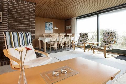 Cottage spacieux situé dans la région pittoresque de Munkens Klit un peu au sud de Løkken. De la maison, du terrain et de la terrasse, il y a une belle vue sur les dunes. La maison a été construite en 1973, modernisée en 2010 et comprend un séjour/cu...
