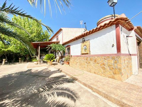 Corporación Inmobiliaria Lorca, verkoopt dit prachtige landhuis in de omgeving van Fontanares, gelegen tussen Vélez Blanco en Puerto Lumbreras. Het heeft een fantastische oriëntatie in alle richtingen, in een rustige en aangename omgeving. Het huis i...