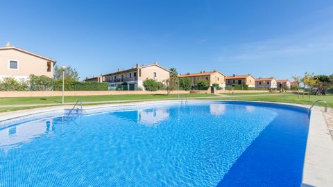 Nice house located in a quiet area - ideal for families, only 100 m from the beach, with shared pools and gardens, and a children´s area. About 15 minutes by car from both villages. Supermarket, restaurants in the same area. There are several houses ...