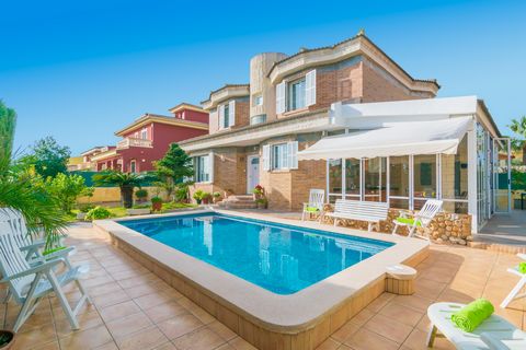 Welcome to this impressive house in Pont d'Inca, a beautiful urbanisation belonging to Marratxí. It offers a great private pool and accommodation for 6 people. Enjoy the private chlorine pool of this three-storey house every day. It sizes 7 x 4 metre...