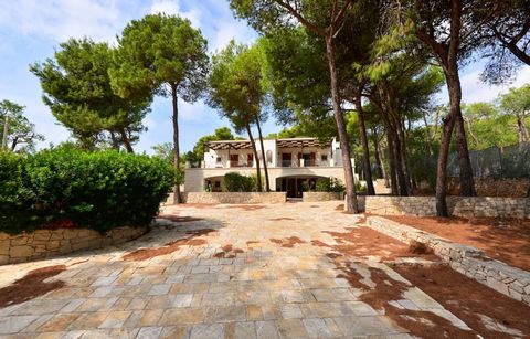 NARDO' (Santa Caterina) - LECCE - SALENTO In the charming seaside town of Santa Caterina, just 300 meters from the crystalline sea of the Ionian coast and in a panoramic position, we area delighted to offer for sale an elegant villa of approx. 340 sq...