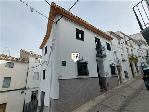 Dit 193m2 grote herenhuis met 4 ruime slaapkamers, 2 badkamers en garage is gelegen in de populaire stad Castillo de Locubin, op slechts een klein eindje rijden van de historische stad Alcala la Real in het zuiden van de provincie Jaen in Andalusië, ...
