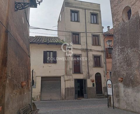 This is a unique opportunity to buy a building or palace in the historic center of Sutri, a charming medieval village located between Rome and Viterbo. The building is located in a strategic position, close to all the services and historical monument...