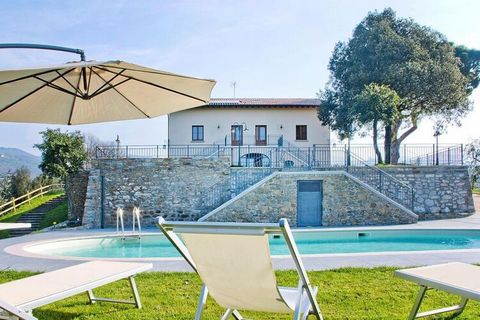 Vous recherchez la paix et souhaitez vous détendre au milieu d'un paysage magnifique? Alors l'élégante maison de campagne avec piscine et les appartements spacieux sont exactement ce qu'il vous faut. Les oliveraies et les collines de la Toscane forme...