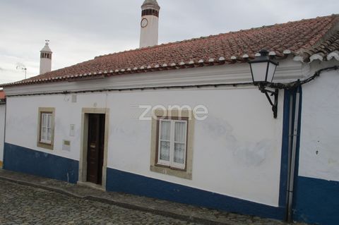 Identificação do imóvel: ZMPT562300 • Old house, consisting of 11 rooms, including pantry and storage, bathroom, porch and backyard with some fruit trees (as can be seen in the photos), with around 88 m2 of uncovered area, where you can build a garag...