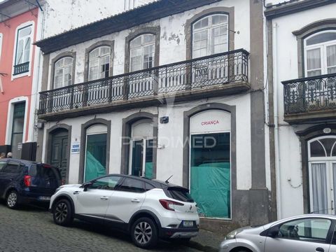 House with commercial space for sale in the city center of Angra do Heroísmo. Consisting of three floors, the ground floor being commerce, the 1st and 2nd for housing. This property is located in the heart of the World Heritage city, It is in a vacan...