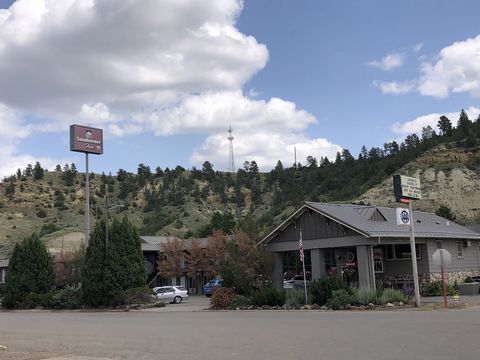 The Sundowner Inn is a small town, family owned business that loves taking care of their guests! Known for their fantastic customer service and amenities, the Sundowner Inn has all your lodging needs covered. The hotel rooms have been extensively rem...