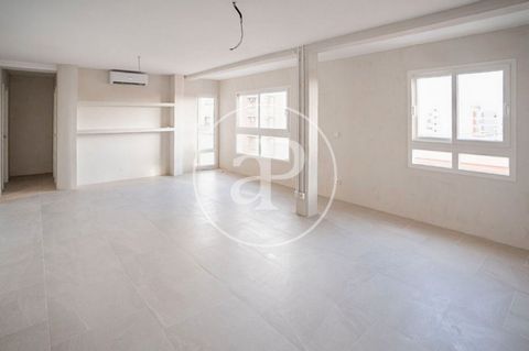 Appartement de 110 m2 avec terrasse et vues dans la région de El Cabañal - El Grau, Valencia.La propriété dispose de 3 chambres, 1 salle de bains, climatisation et armoires intégrées. Ref. VV2307045 Features: - Air Conditioning - Terrace - Lift