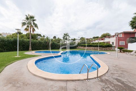 ADOSADO CON PARQUE Y PISCINA COMUNITARIA Te presentamos una preciosa casa adosada de reciente construcción en venta en la deseada zona de Cala Vinyes. Esta impresionante propiedad ofrece un estilo de vida inigualable con amplios espacios y comodidade...