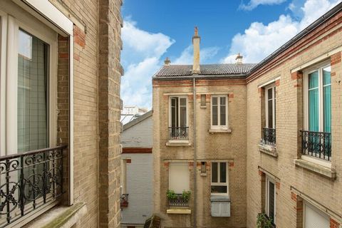 Stay in this beautiful typical Parisian apartment with its parquet floors and mouldings, elegant, and contemporary decoration. It is bright and quiet perfectly equipped. It is ideal for a couple longing for quality time together. You can book this ap...