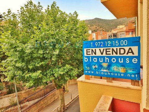 Portbou (Costa Brava) - Lägenhet med 4 sovrum 150 meter från stranden i Portbou. En bekväm och rymlig planlösning med 106m2 byggd, terrass på framsidan i vardagsrummet med utsikt över bergen och ytterligare en inglasad terrass inne i ön i köket. Från...