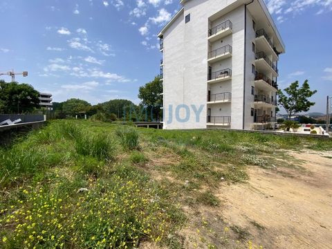 Terrain fantastique au coeur de Gaia avec 498m2. Situé à Vila Nova de Gaia, dans le quartier de Mafamude, à proximité des supermarchés ALDI, Mc Donald's de Gaia et de plusieurs autres commerces et services. Quartier calme dans une rue sans issue et a...