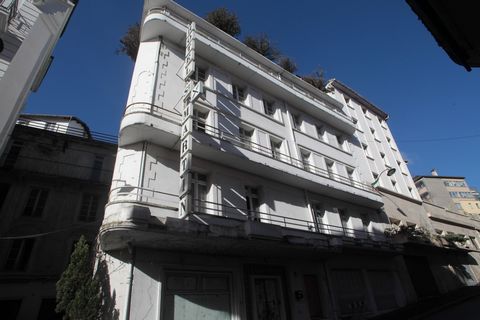 Libre Immo Pau offers you to invest in the city of Lourdes in an old hotel of 950 m2 with a terrace of 100 m2 Located in the heart of the city, 500 m from the esplanade of the sanctuary, this building on 5 levels offers many possibilities. (tourist r...