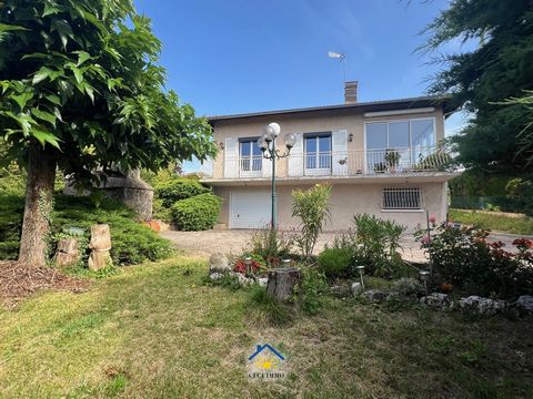 Exclusité CFCJ ! Dans un secteur résidentiel au coeur de Charly, venez découvrir cette charmante maison 8 pièces avec jardin paysagé. Vous bénéficierez d'un terrain clos, bien exposé d'une surface de 1163m2 avec son espace arboré permettant de profit...