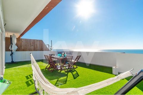 Träumen Sie von einem Haus mit Meerblick? Diese Wohnung mit Terrasse befindet sich in der ersten Strandlinie, im obersten Stockwerk eines der emblematischen Türme an der Costa de Caparica, in einer Eigentumswohnung mit Swimmingpool und 2 Parkplätzen!...