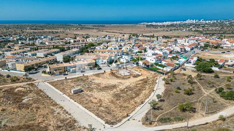 Este fabuloso terreno está localizado numa zona residencial na freguesia de Alcantarilha e Pêra, perto de diversas comodidades como golfe, restaurantes, supermercados e lojas, a uma curta distância de carro da cidade e praia de Armação de Pêra. O lot...