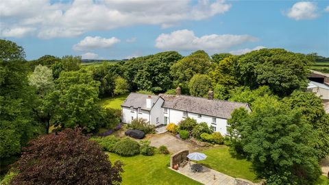 Hammetts is a sprawling period character home expanding to nearly 4000SQFT which originally dates as far back as 1450 as a traditional Hall House. In 1653 just after the civil war, the house was modified by extending the first floor over the hall and...