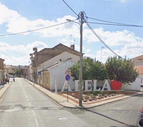 Als u op zoek bent naar een toevluchtsoord weg van de steden, in een prachtige Alentejo-parochie met ongeveer 836 inwoners in de parochie ABELA - Santiago do Cacém, dan kan deze gelijkvloerse villa met 2 slaapkamers, een buitentuin, een recreatiegebi...