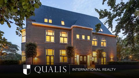 Welcome to the unique opportunity to live in a beautiful corner mansion on the historic Sancta Maria estate, located on the prestigious Pauluslaan in Noordwijk. Originally built in 1938 and lovingly restored in 2016, this stately home combines classi...