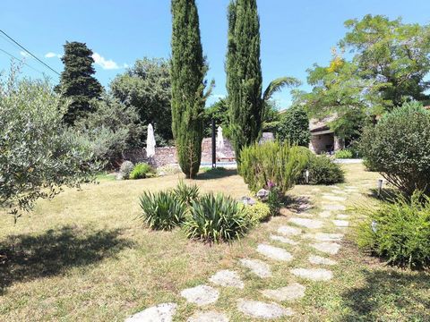 Villa rustique à Butkovići, Svetvinčenat, à 10 km de la mer ! La superficie totale est de 140 m². Le terrain est de 1152 m². Cette belle maison en pierre offre le véritable plaisir de vivre dans le style istrien, avec une verdure abondante, une pisci...