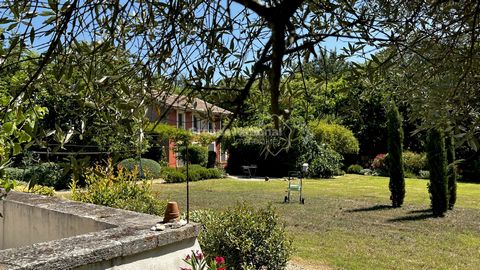 Dit huis ligt midden in een prachtig park van ongeveer 12.000 m2 en onder een beek die frisheid brengt, dicht bij het stadscentrum en de schoolinfrastructuur. Charme en authenticiteit zijn de twee woorden die de plek perfect kenmerken. De buitenkant,...