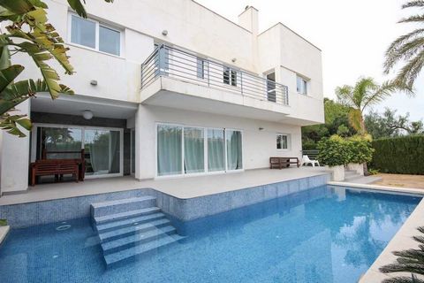 Two villas both have the same conditions and the same price Located in Albir in a quiet but very central area Close to all services They are sold partly furnished with hot cold air conditioning They consist of a spacious living room with fireplace an...