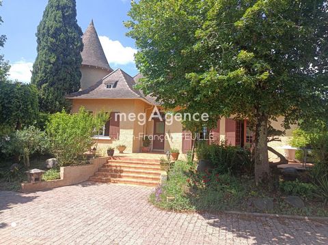 Charming property for sale located just twelve minutes from Bergerac, this magnificent Périgourdin style house with full basement and its tower is located on a vast wooded park of 3300m2 offering an unobstructed view. Equipped with six spacious bedro...