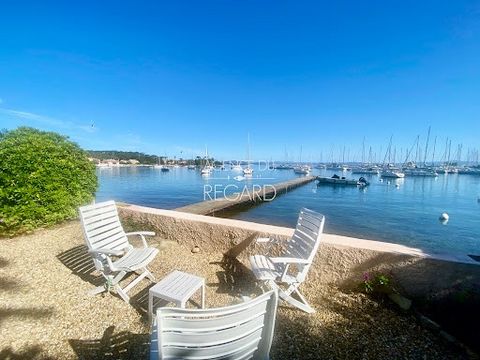 A Porquerolles, pieds dans l’eau... 3 312 000€ Exceptionnel ! A Porquerolles, les pieds dans l’eau avec son ponton, cet appartement de 96m² offre une vue magnifique sur la mer et le port. Il est prolongé par un jardin privatif d’environ 96m², sans vi...