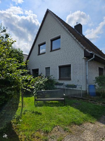 Quiet and friendly surroundings on the edge of a field. A beautiful small forest is within walking distance and invites you to go for walks. The small and tranquil town of Pinneberg is very close to the city of Hamburg. There is also a water ski faci...