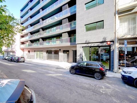 Commercial space for rent in Avenidas Novas, with 141m2 of gross floor area, located in one of Lisbon's noblest areas, next to Parque Eduardo VII. Set in a new contemporary-style building, this store has a direct entrance from the street and consists...