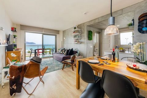 Leef zoals met vrienden! Individueel strandvakantieappartement in de zolderstijl in de eerste zeelijn met een onbeperkt panoramisch uitzicht op de hele baai. Het 81 m² appartement op de 2e verdieping (lift) biedt 2 slaapkamers, badkamer met douche, e...