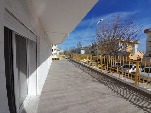 Apartamento de 2 dormitorios a estrenar, insertado en un edificio de 15 unidades con 2 ascensores. El apartamento se constituye de la siguiente manera: Hall, salón/comedor (22,85m2), cocina totalmente equipada (6,40m2), 2 dormitorios (1 de 15m2 y otr...