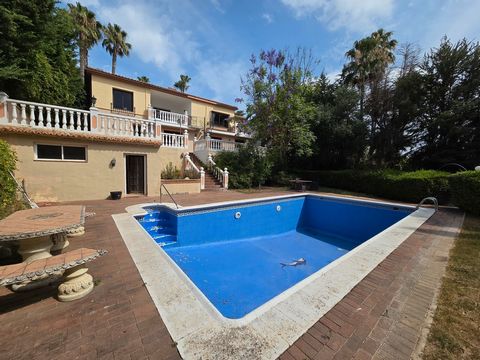 Sotogrande Costa – Ottima opportunità per l'acquisto di una villa situata sul lato della spiaggia di Sotogrande. Questa grande villa con 6 camere da letto è idealmente situata a pochi passi dalla zona commerciale di Sotogrande e a meno di 10 minuti d...