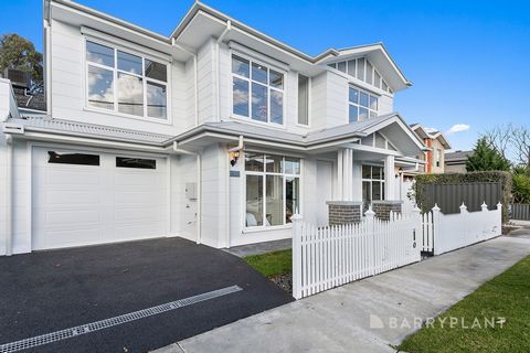 Faites l’expérience d’un style de vie moderne enviable dans cette toute nouvelle maison de quatre chambres et trois salles de bains, inspirée des Hamptons, affichant une qualité, un style et des finitions haut de gamme exceptionnels. Maximisant l’esp...