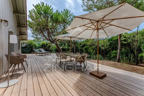 Deze prachtige luxe villa, gelegen in het hart van Cap-Ferret, is volledig gerenoveerd om een idyllische leefomgeving te bieden in een natuurlijke en rustige omgeving. Het gelijkvloerse gebouw bestaat uit een grote woonkamer met een prachtige open ha...