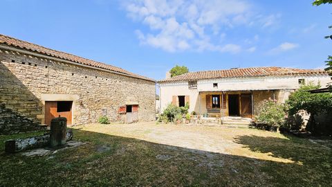 Discover this old small farm with authentic charm, located in a peaceful village, ideal for nature lovers and renovation project enthusiasts. This property 10 minutes from St Antonin and Caylus, is spread around a horseshoe courtyard and includes 2 o...