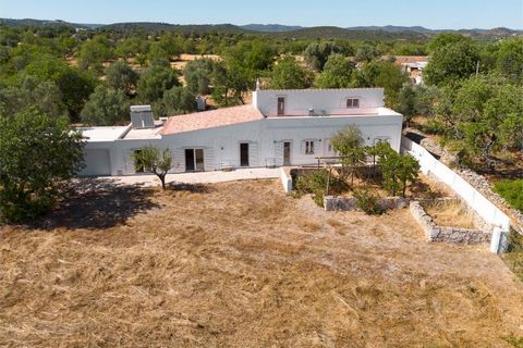 Beschreibung Renoviertes Landhaus in Moncarapacho, Ostalgarve Dieses charmante Landhaus, strategisch günstig in der Nähe von Moncarapacho an der Ostalgarve gelegen, verbindet rustikalen Charme mit modernem Komfort. Ursprünglich vor 1951 erbaut und 20...