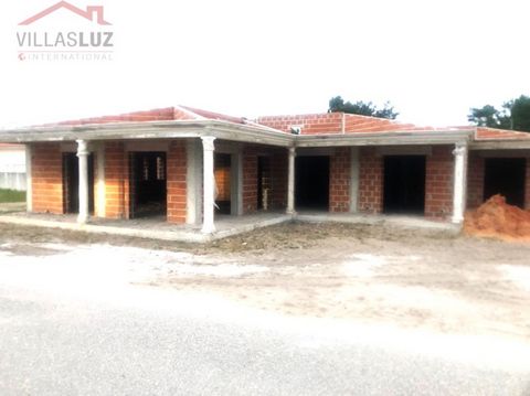 High-quality house with construction to be started. Featuring 4 bedrooms, 2 of which are en-suite and all with wardrobes/closets, equipped kitchen, living room with fireplace, covered barbecue area, 9m x 4m swimming pool, utility and laundry room, ga...